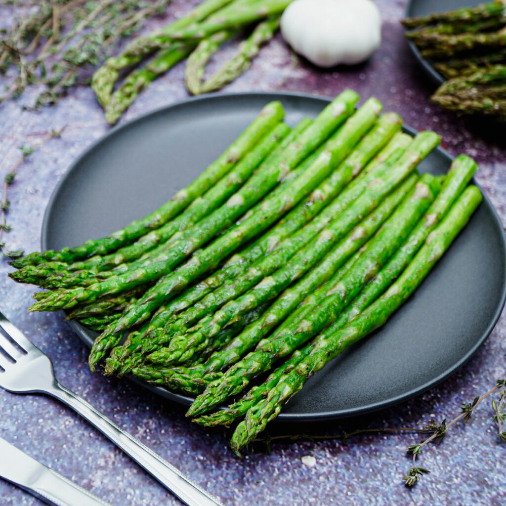 5-Minute Air Fryer Garlic Roasted Asparagus {Quick & Easy} 🌱
