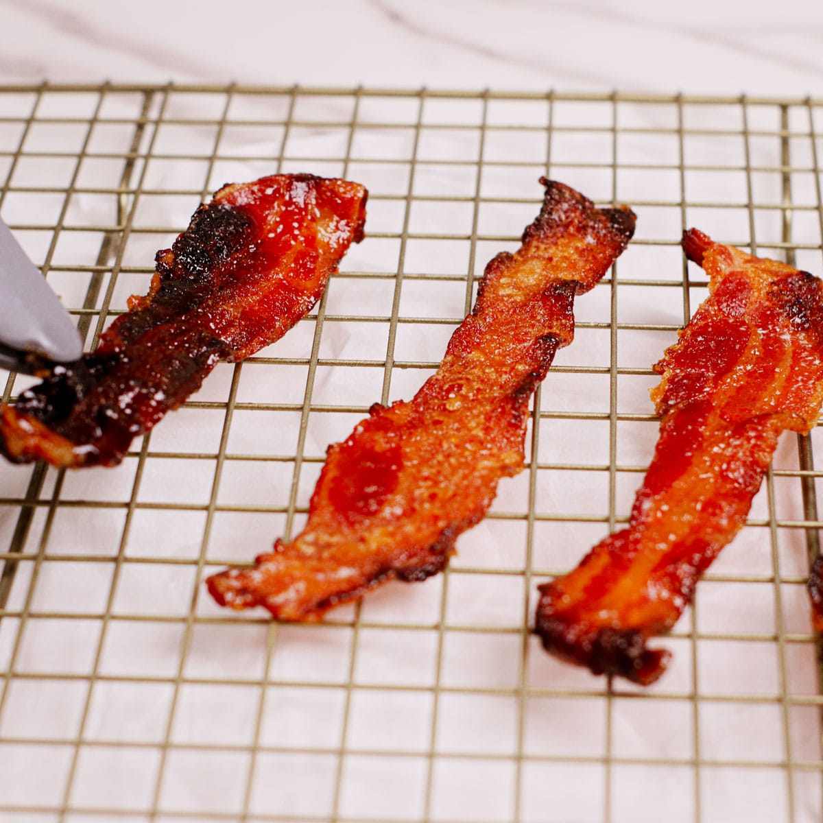 Step 5: Resting candied bacon on a cooling rack.