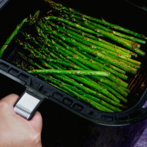 Cooking garlic roasted asparagus in air fryer