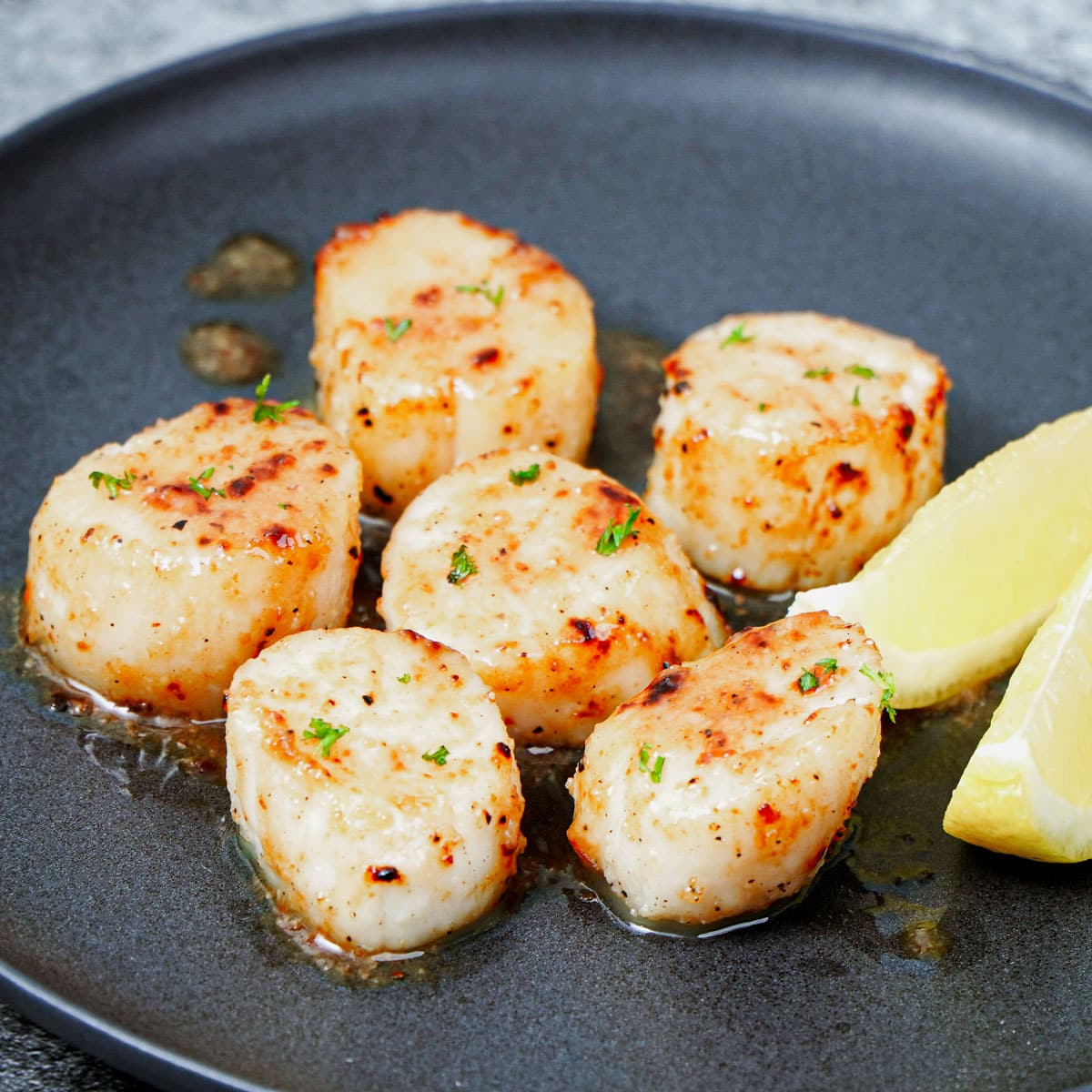 Air fried scallops with lemon wedges