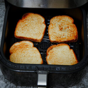 Toasting bread slices in the air fryer