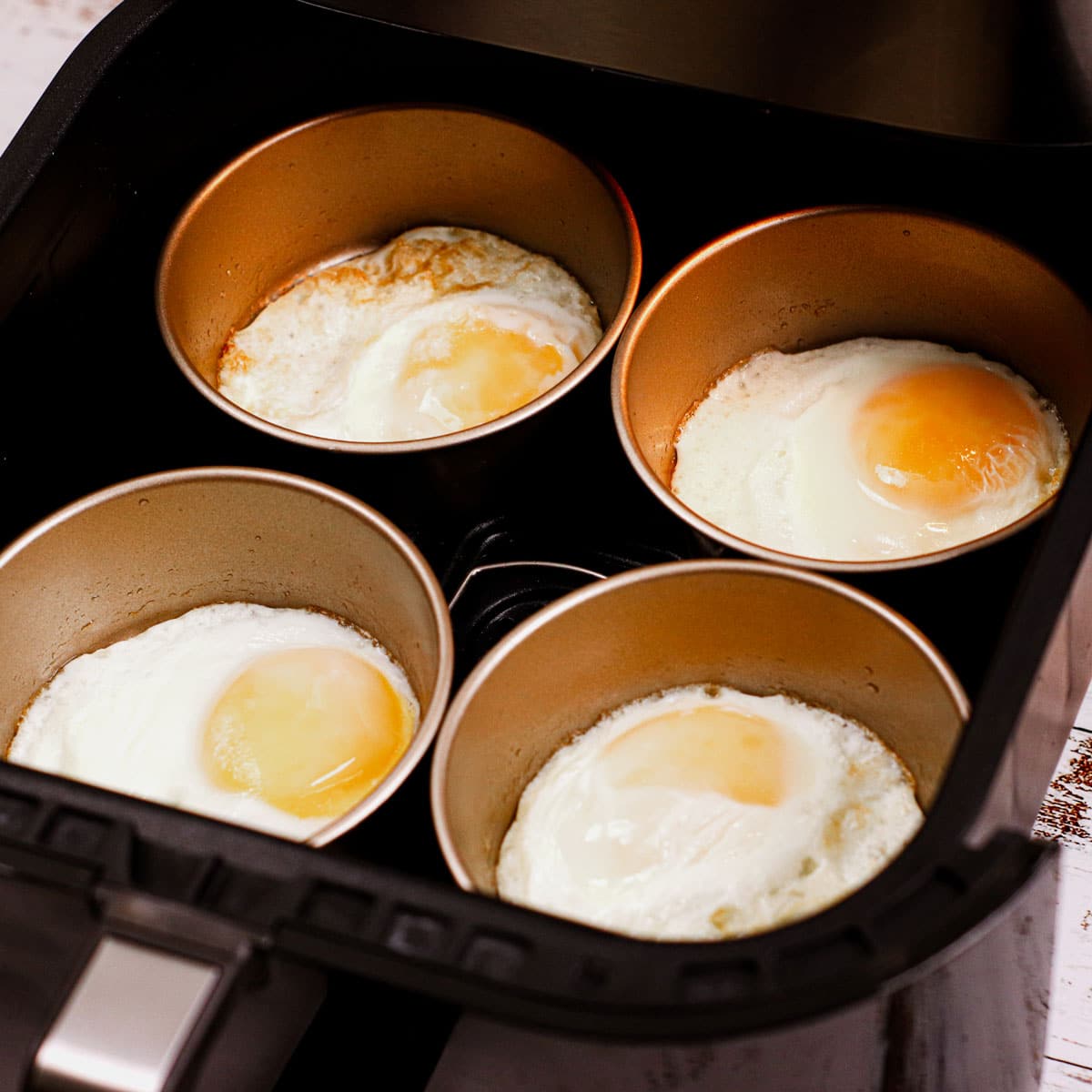 Cooking fried eggs in air fryer
